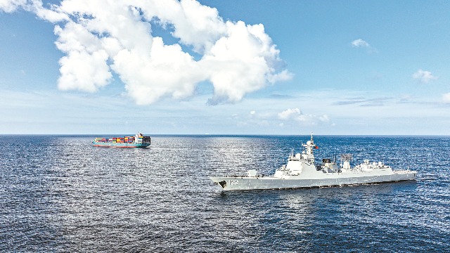 中國(guó)海軍第47批護(hù)航編隊(duì)為商船受傷船員提供緊急醫(yī)療救助